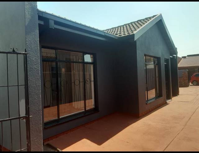 3 BEDROOM HOUSE FOR SALE IN PROTEA NORTH